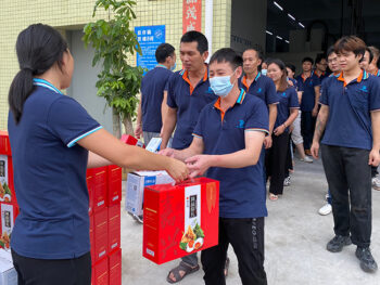 德创新材料公司给员工发端午节福利啦！