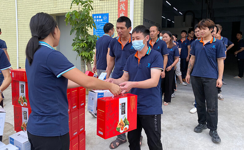 德创新材料公司给员工发端午节福利啦!